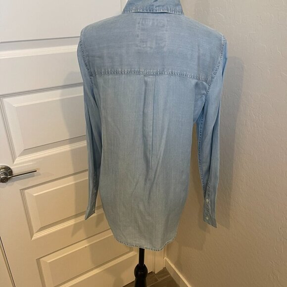 SO Perfectly Soft Chambray Shirt in Blue - Size Medium - NWT (327) - Picture 9 of 10